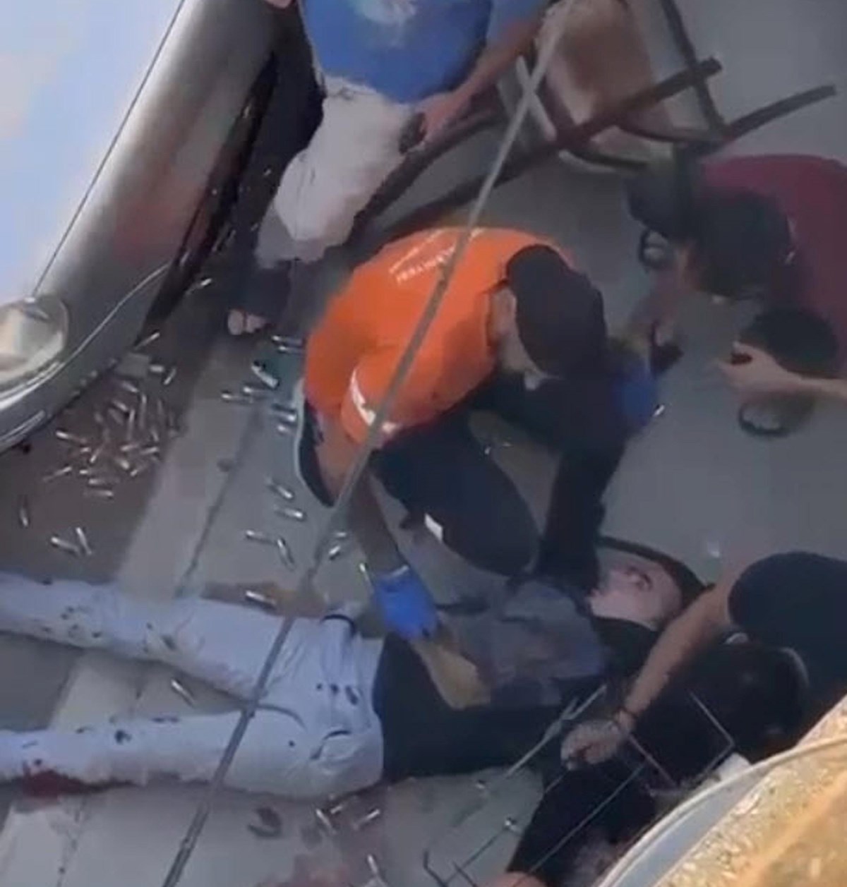 Olay yerinde kaydedilen görüntülerde, yaralı olarak yakalanan saldırganın çevresinde çok sayıda boş kovan olduğu görülüyor.