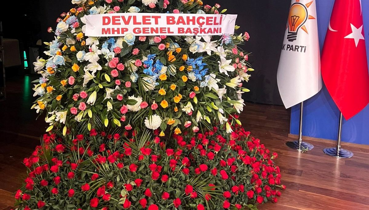 Bahçeli'den anlamlı çiçek