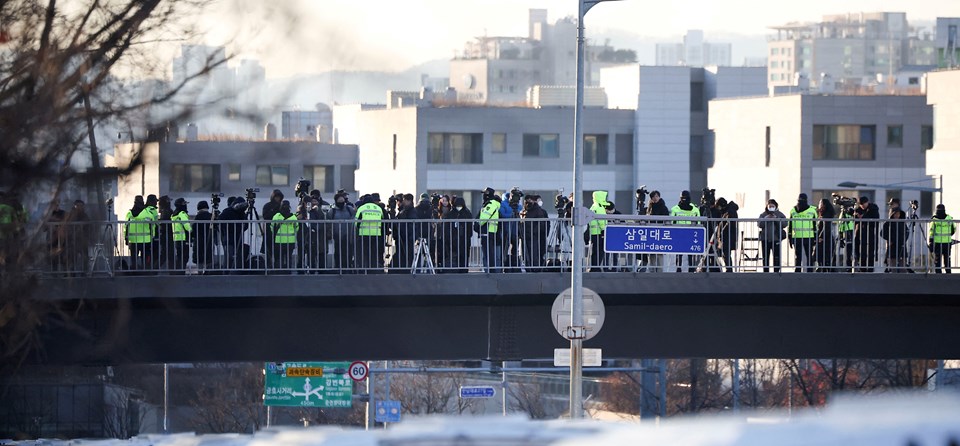 Güney Kore'de kriz sürüyor: Devlet Başkanı Yeol'ü tutuklamaya giden ekibe müdahale - 1