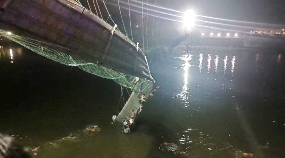 Hindistan'da asma köprü çöktü: 90 ölü - 1