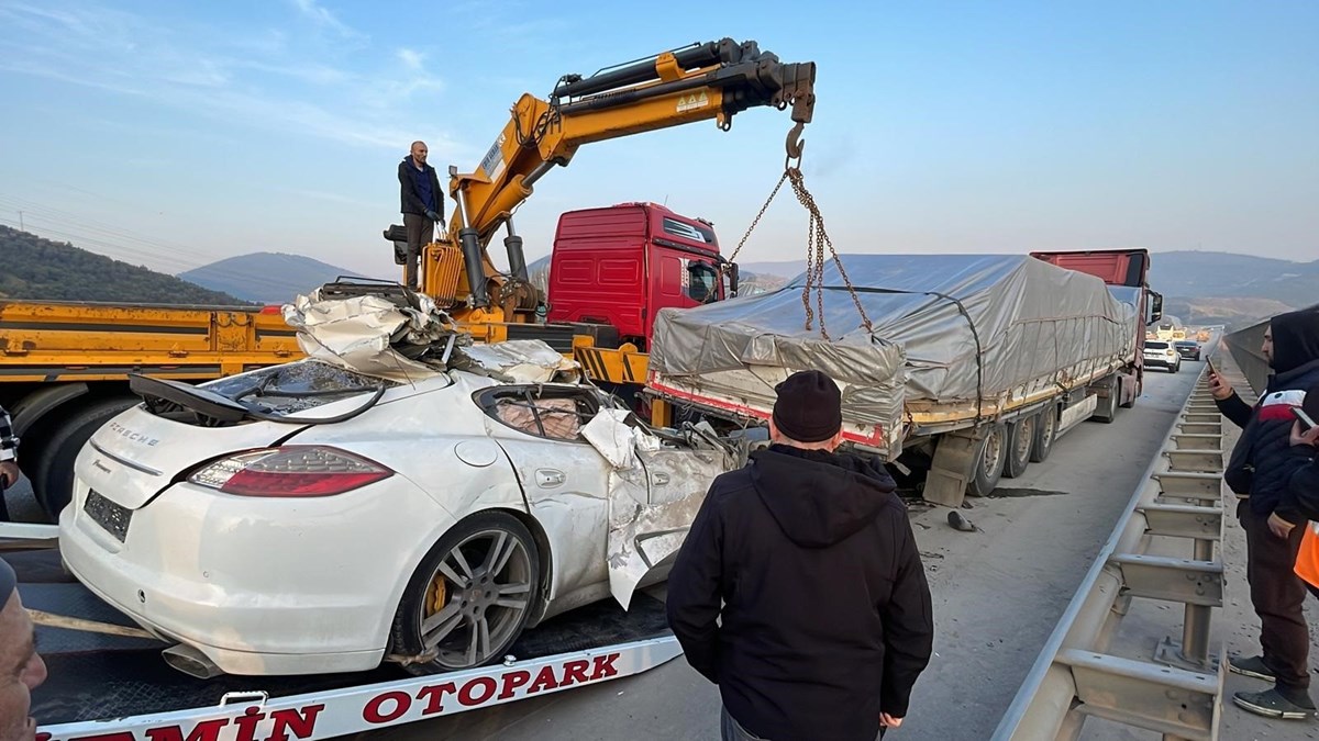 Araç çekici yardımıyla yoldan kaldırıldı.