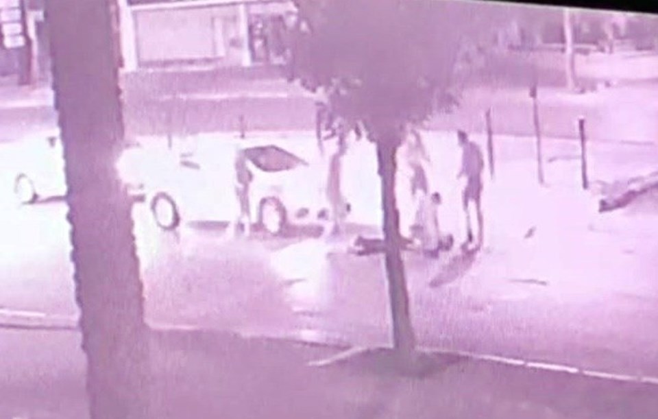 Antalya'da dövülüp yola bırakılan gencin üzerinden taksi geçti - 2