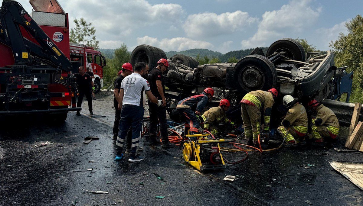 Düzce'de TIR ve otomobil çarpıştı: 2 kişi hayatını kaybetti