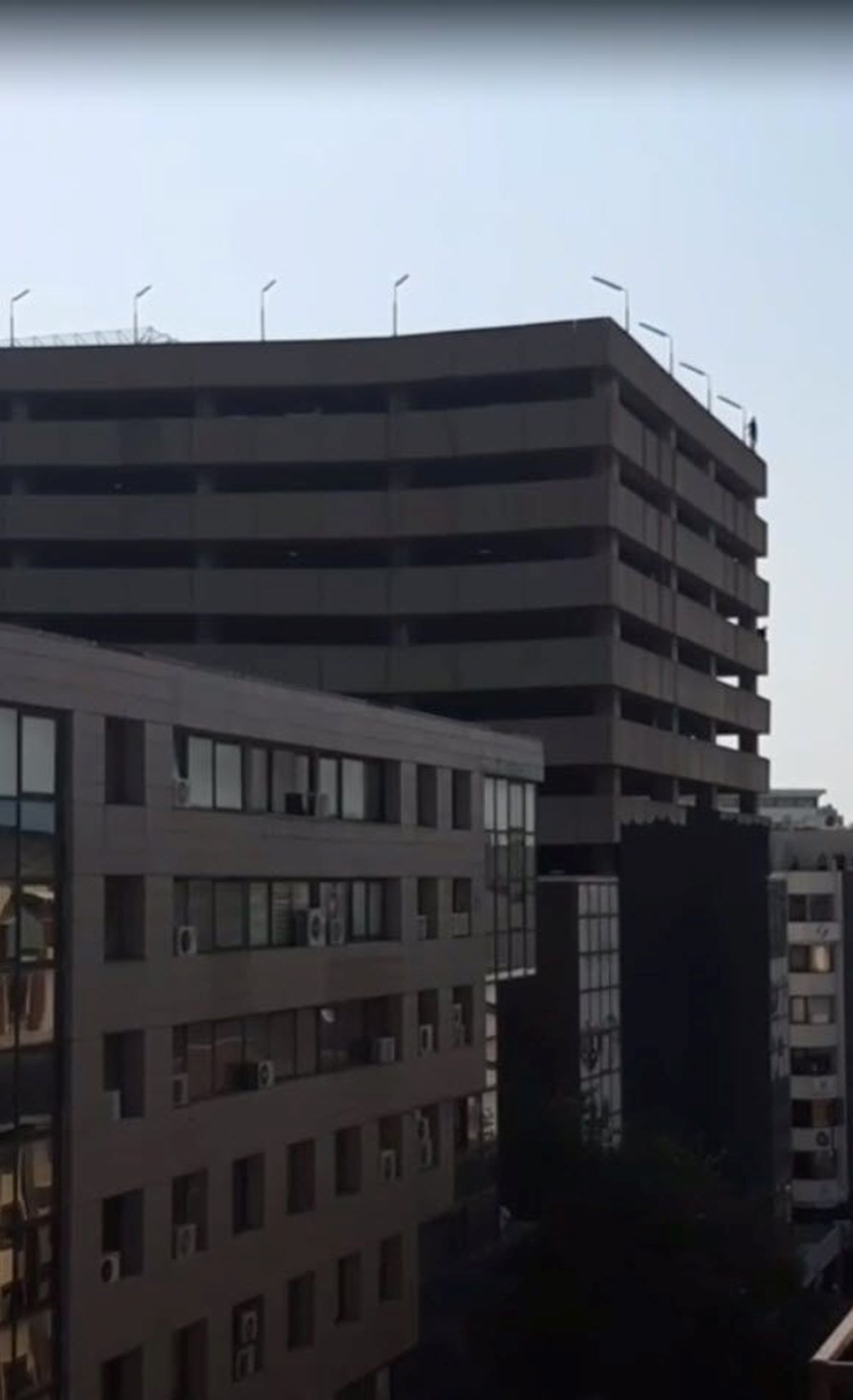 16'ncı kattan kendini aşağıya bıraktı - 4
