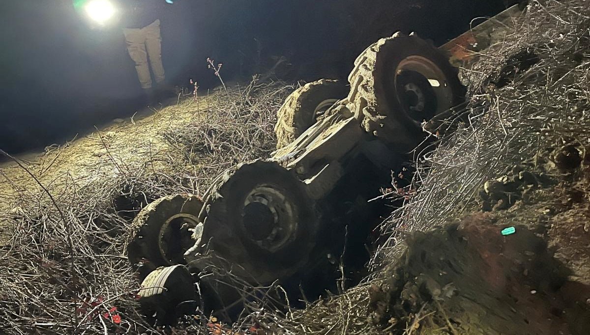 Devrilen traktördeki 2 kardeş öldü Devrilen traktördeki 2 kardeş öldü
