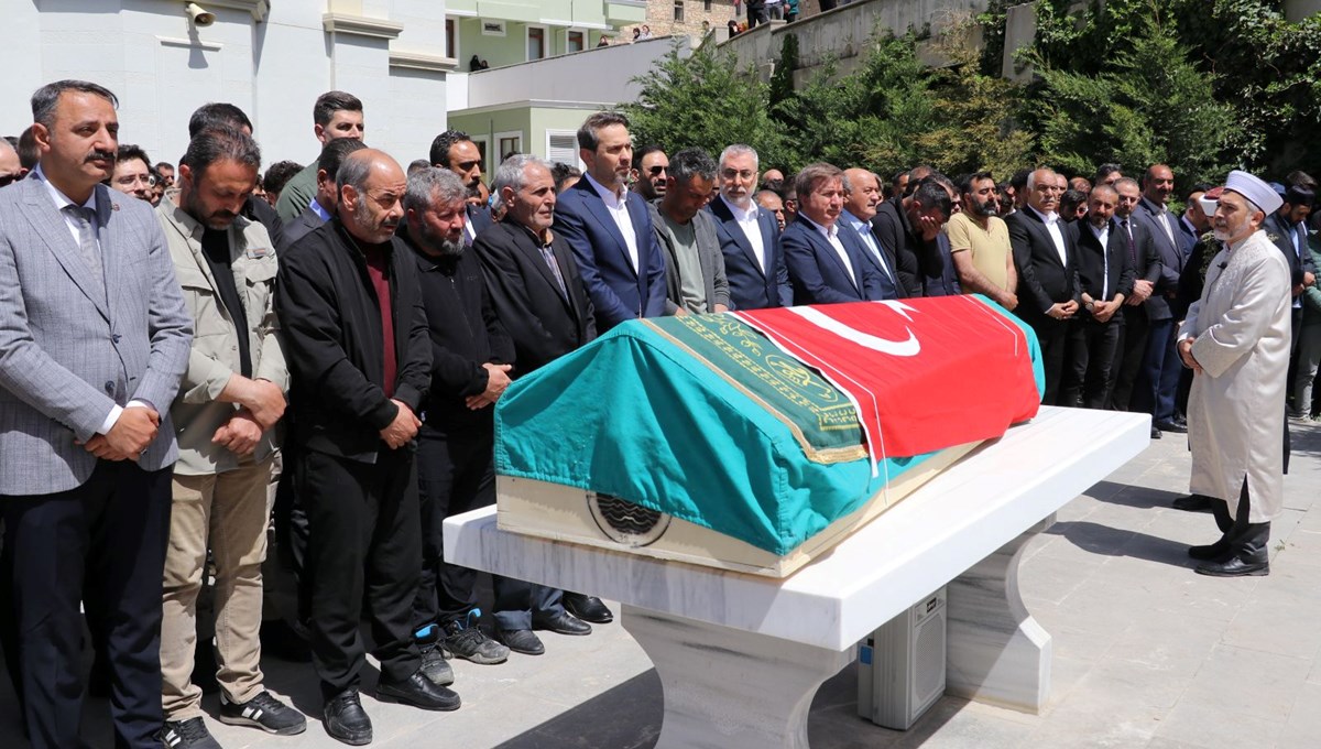 İliç’teki faciada yaşamını yitiren işçi son yolculuğuna uğurlandı İliç’teki faciada yaşamını yitiren işçi son yolculuğuna uğurlandı