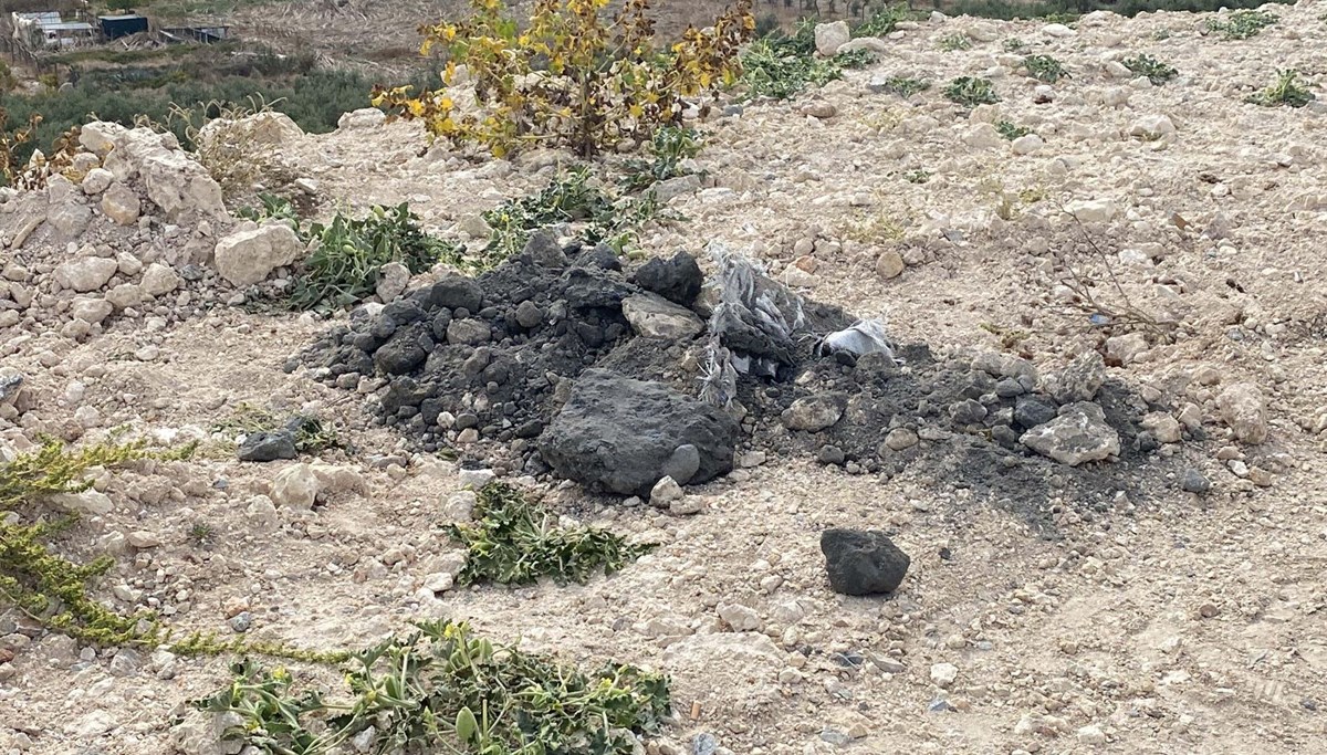 İzmir’de kimyasal madde paniği (Toprak altından çıkan madde inceleniyor) İzmir’de kimyasal madde paniği (Toprak altından çıkan madde inceleniyor)