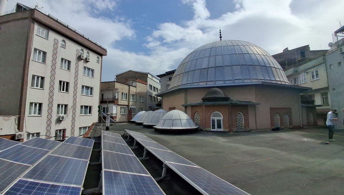 Güneş panelleri ile kendi elektriğini üreten cami