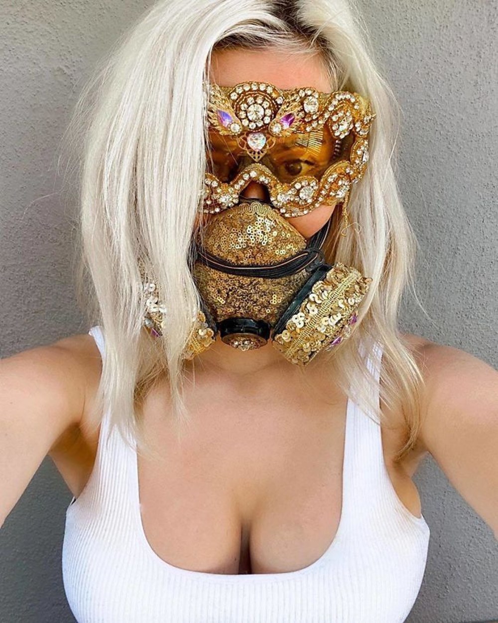 Блондинка в маске домашнее. Необычные маски. Необычные маски для лица. Гламурная маска. Дизайнерские маски.