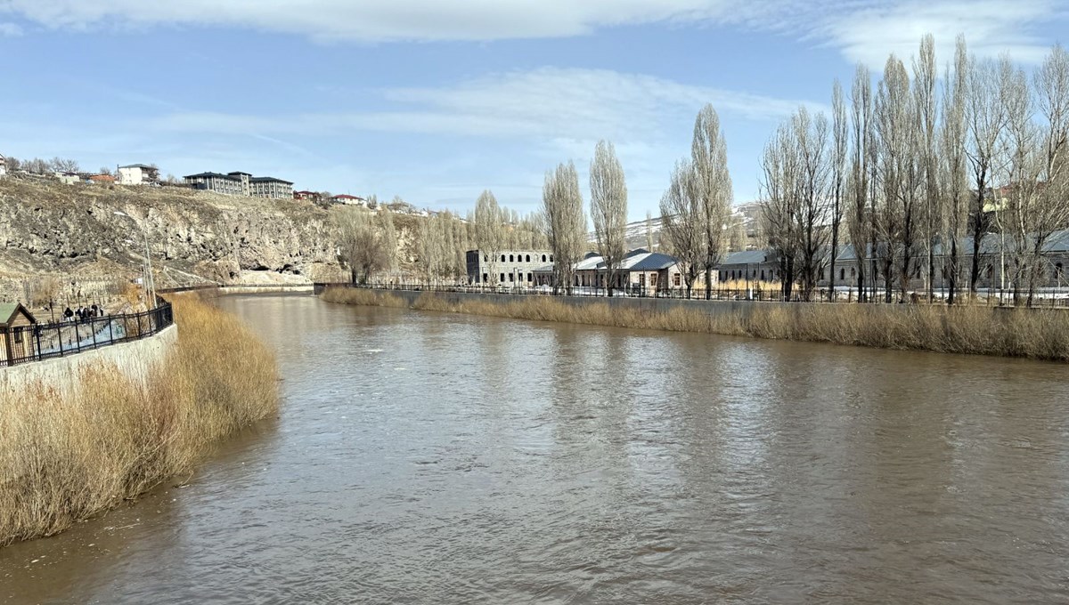 Buzla kaplı Kura Nehri tamamen çözüldü