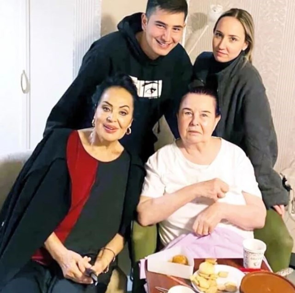 Türkan Şoray, hastanede tedavi gören Fatma Girik'i ziyaret etti - 1