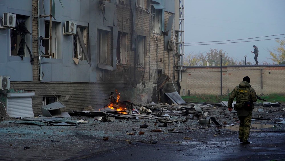 Rusya'nın ilhak ettiği Melitopol'de televizyon istasyonu önünde bomba yüklü araç patladı - 4