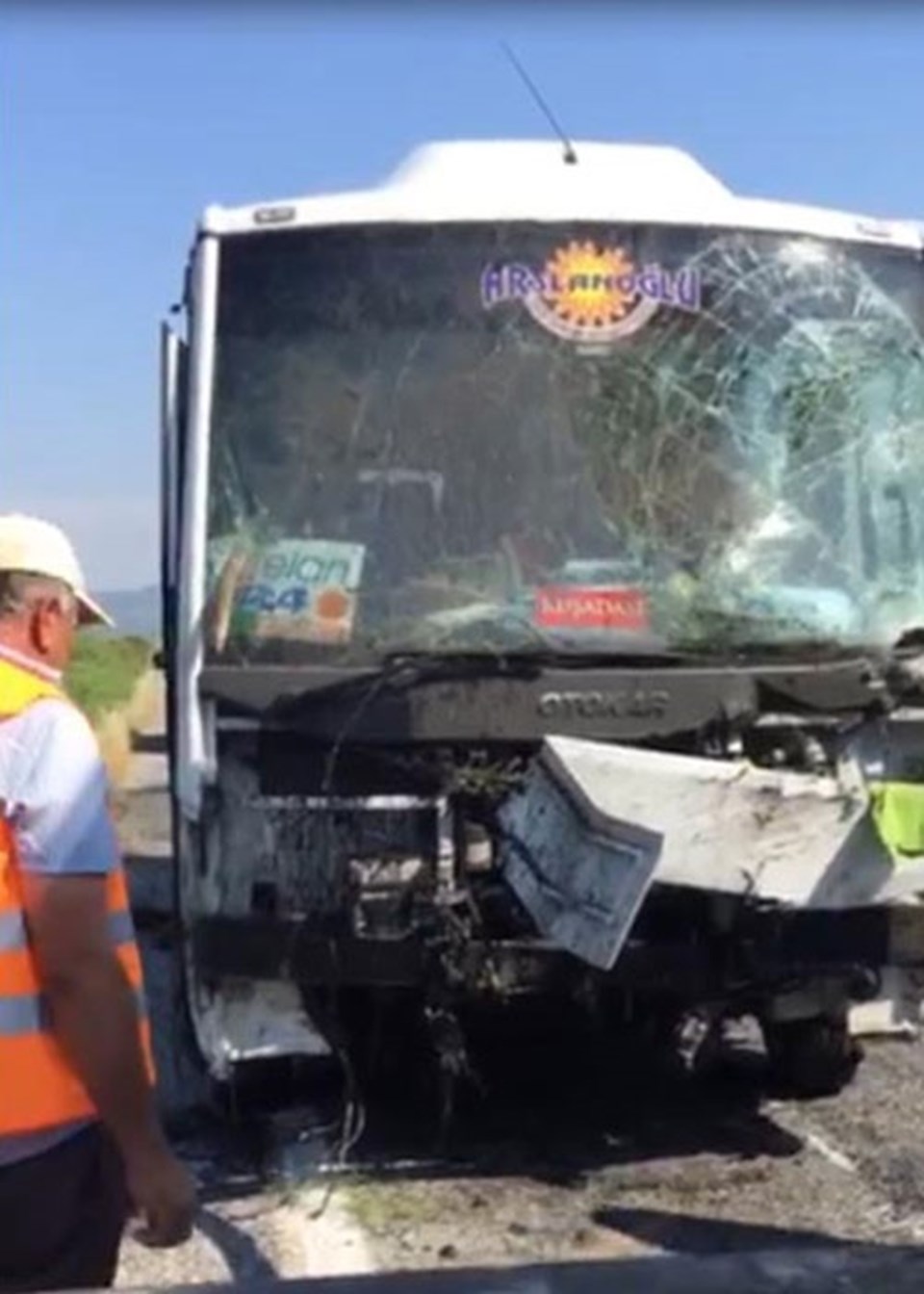 Turist taşıyan midibüs otomobille çarpıştı: 16 yaralı - 1