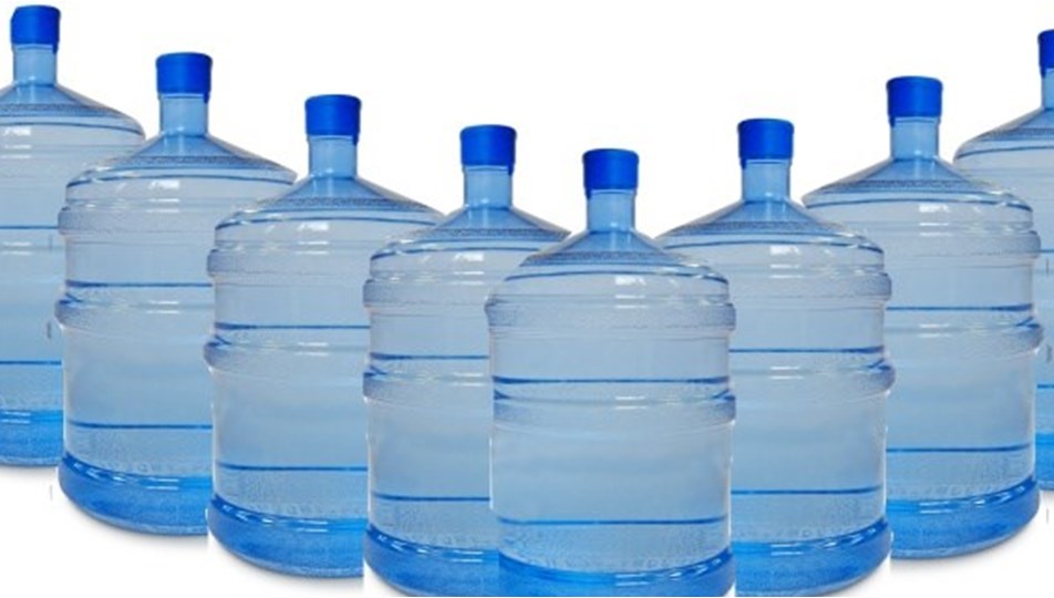 Https coomer su. Вода в бутылях. Бутыль с водой 19 литров. Бутыль для воды 19л. Много бутылей воды.