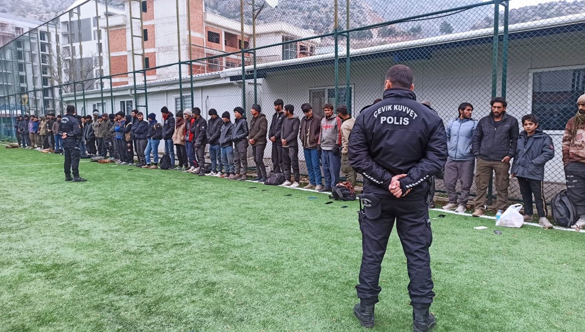 TIR'ın dorsesinden 61 kaçak göçmen çıktı