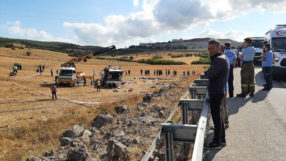 Balıkesir'de yolcu otobüsü devrildi: 15 kişi hayatını kaybetti - 24