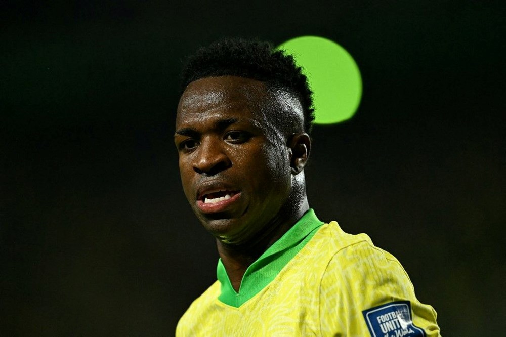 Irkçı saldırıların hedefindeki Vinicius Jr'a futbol tarihine geçecek teklif - 2