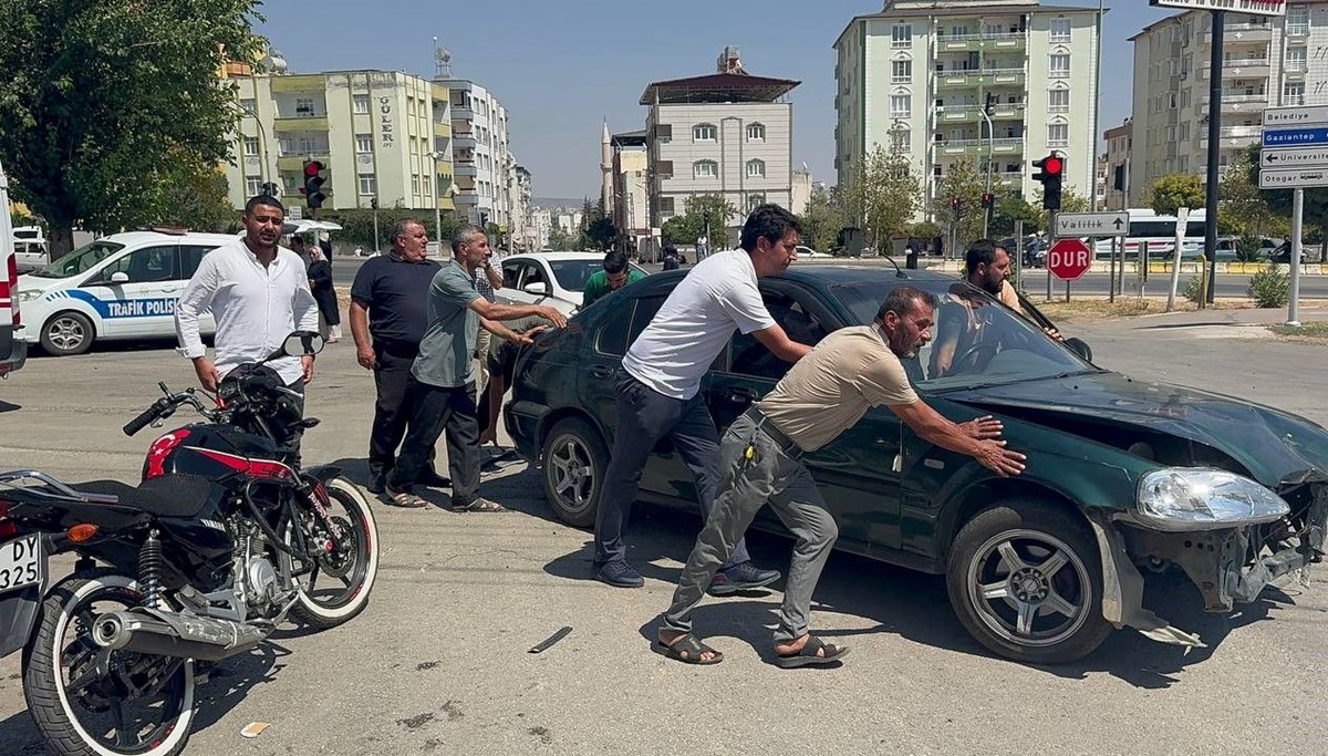 Kilis’te motosiklet ile otomobil çarpıştı: 2 yaralı Kilis’te motosiklet ile otomobil çarpıştı: 2 yaralı