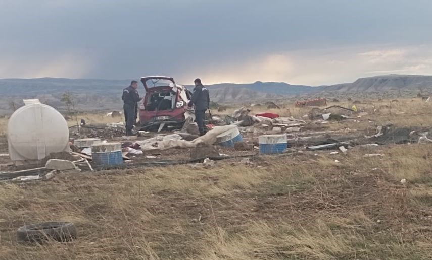 Oluşan hortum nedeniyle çevredeki araçlar ve malzemeler parampara oldu.