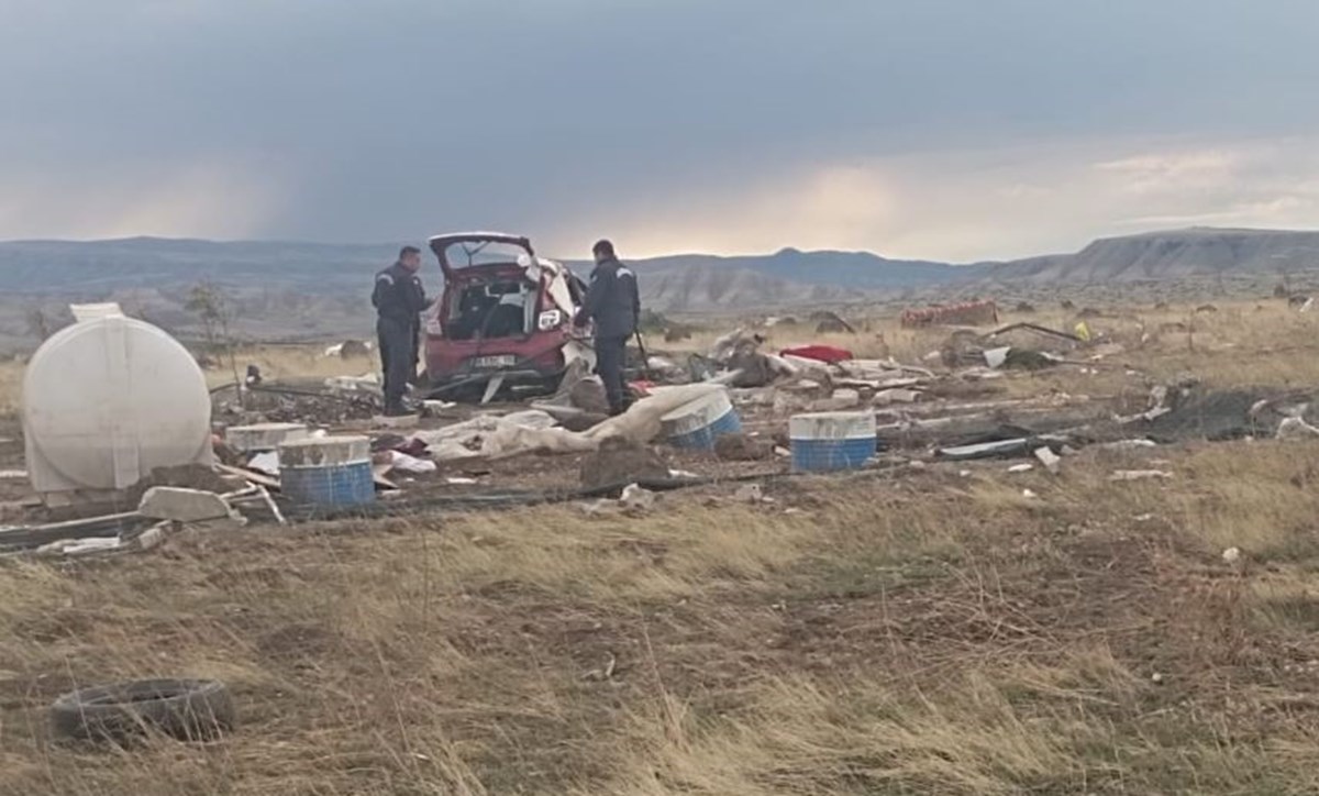 Oluşan hortum nedeniyle çevredeki araçlar ve malzemeler parampara oldu. Oluşan hortum nedeniyle çevredeki araçlar ve malzemeler parampara oldu.