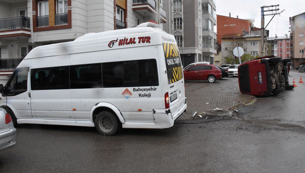 Minibüsler çarpıştı: 5 yaralı Minibüsler çarpıştı: 5 yaralı