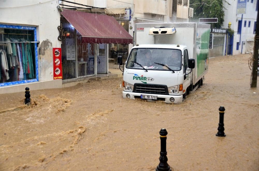 Bodrum'u sel aldı - 1