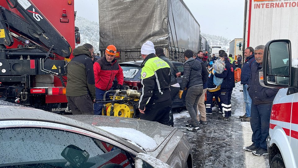 Bolu Dağı'nda zincirleme kaza: 58 araç karıştı, 10 kişi yaralandı - 2