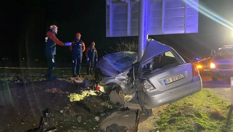 Trafik levhasına çarpan otomobil ikiye katlandı