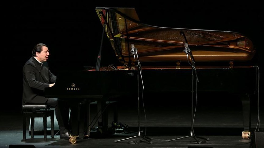 Su Burcu Yazgı Coşkun'dan nostaljik kare (Ünlülerin çocukluk ve gençlik halleri) - 321