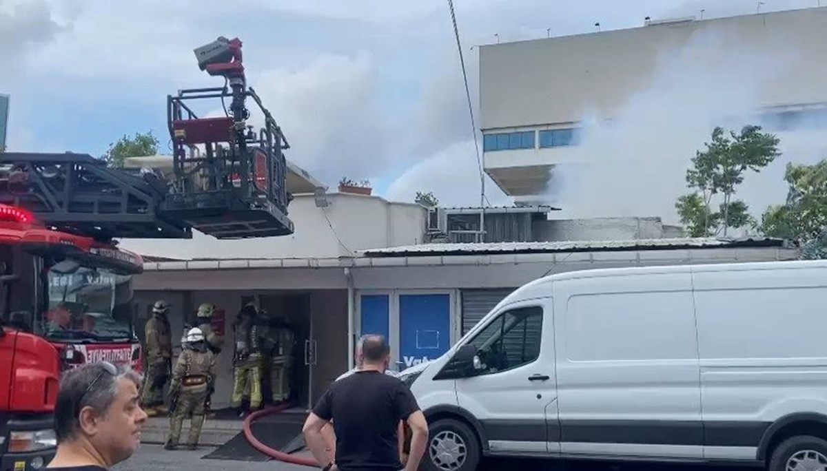 İstanbul Zeytinburnu'nda teknoloji mağazasının deposunda yangın çıktı İstanbul Zeytinburnu'nda teknoloji mağazasının deposunda yangın çıktı