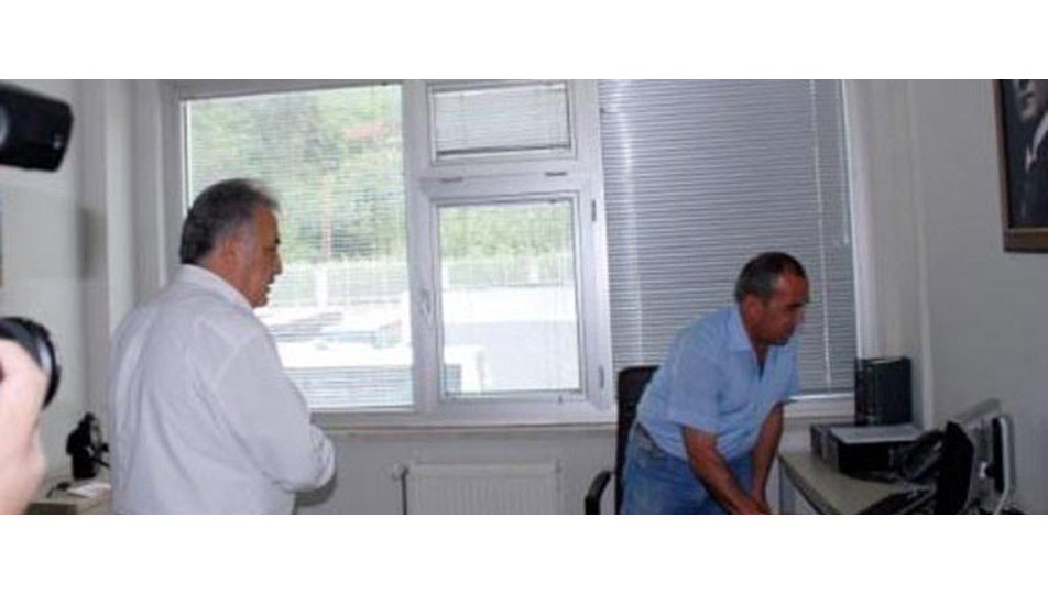 Bakana oyun oynarken yakalandı
