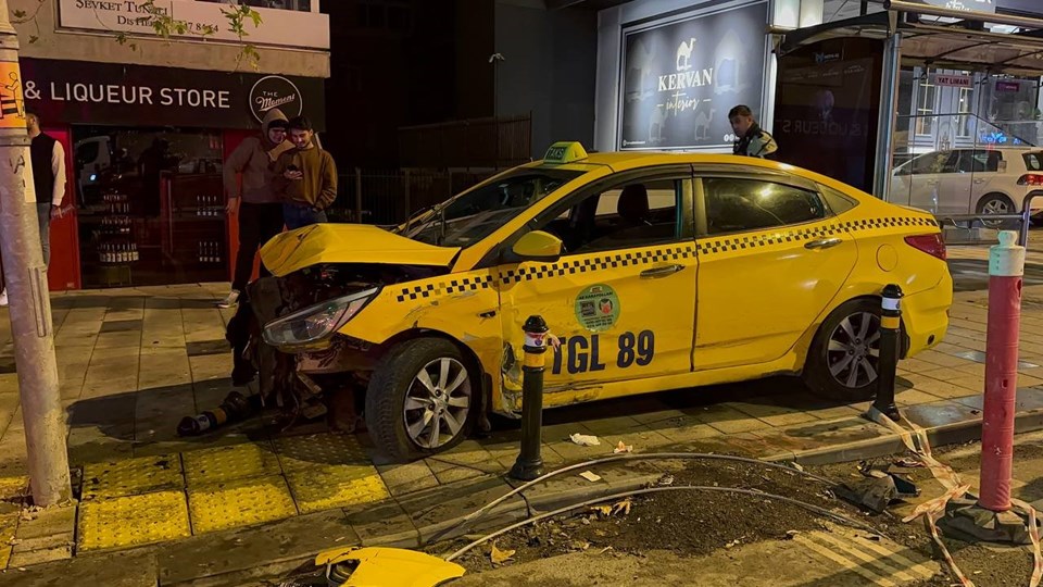 Kadıköy'de alkollü sürücü ortalığı savaş alanına çevirdi: 1 yaralı - 1