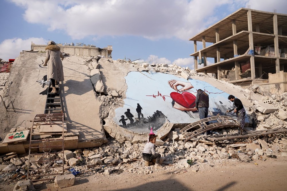 Suriyeliler acılarını bu kez deprem enkazına resmetti - 4