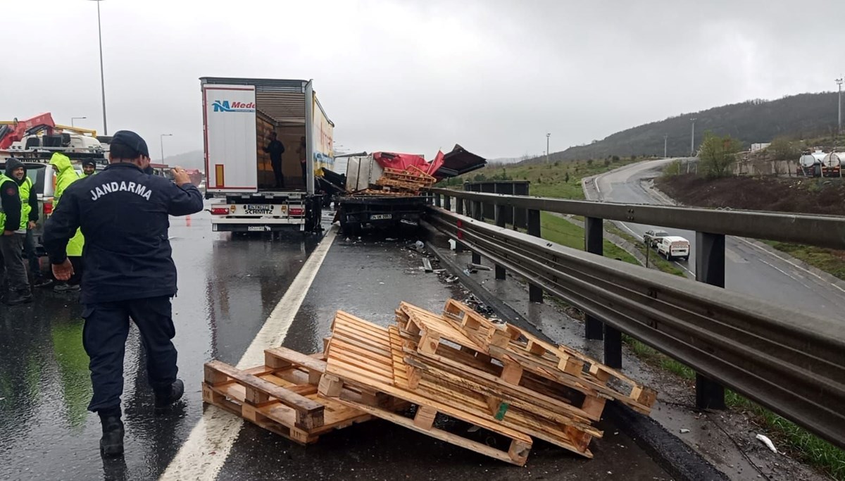 Kuzey Marmara Otoyolu'ndaki kazalar nedeniyle trafik aksadı