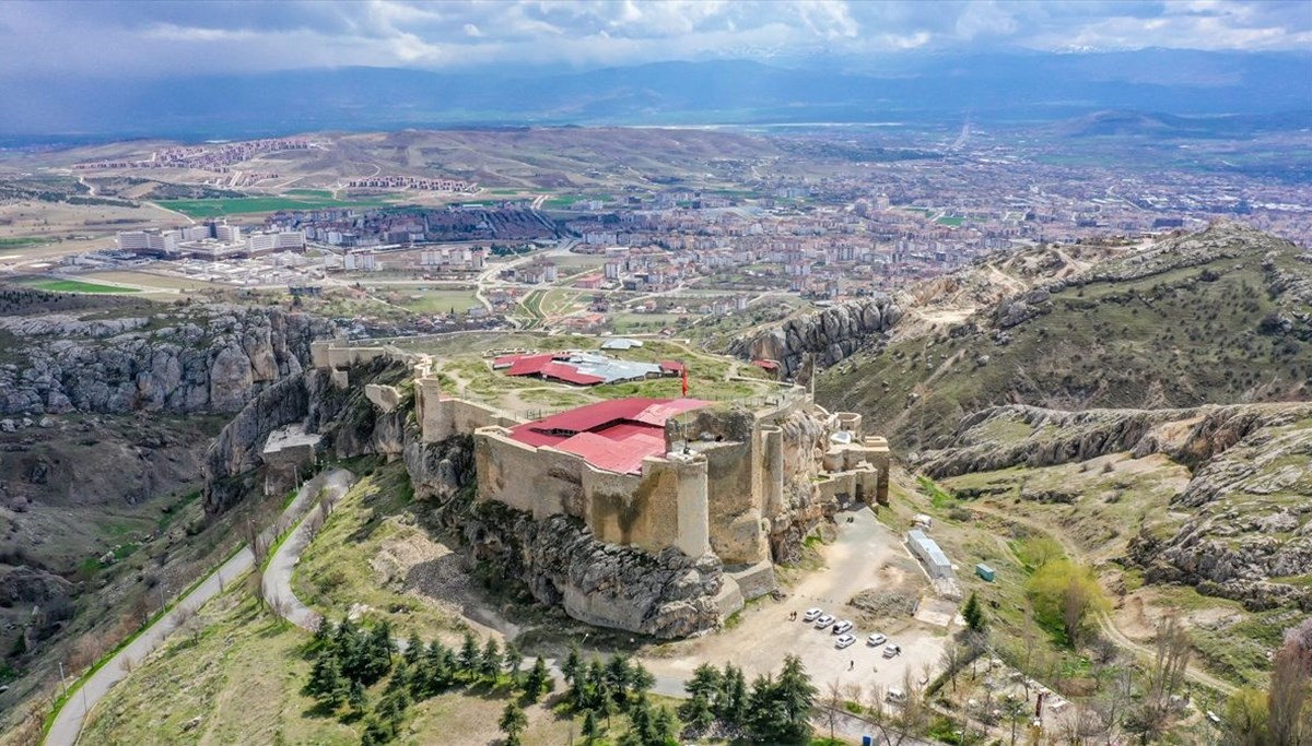 Elazığ'da 2 bin 800 yıllık 'açık hava tapınak alanı' bulundu Elazığ'da 2 bin 800 yıllık 'açık hava tapınak alanı' bulundu