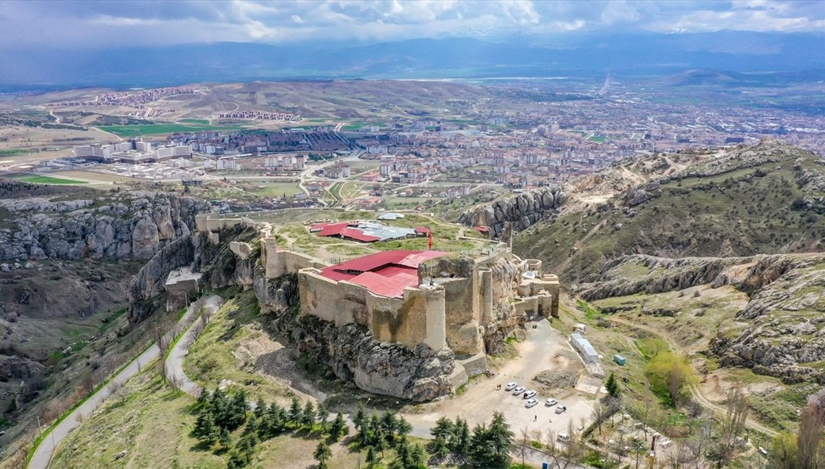 Elazığ'da 2 bin 800 yıllık 'açık hava tapınak alanı' bulundu