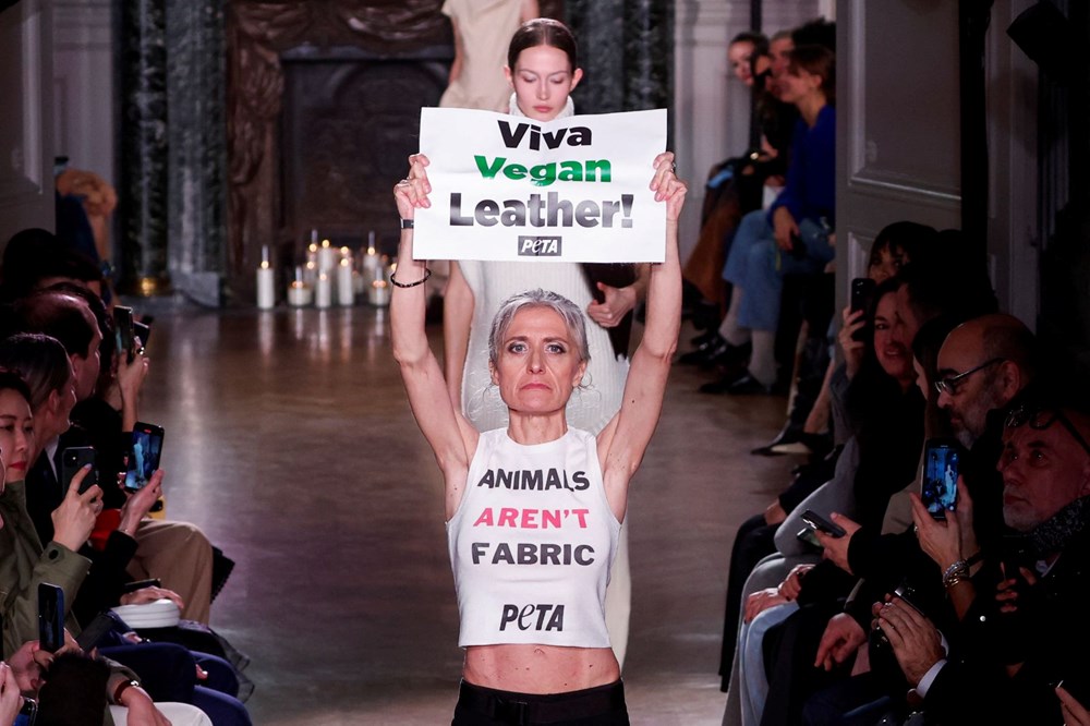 Koltuk değnekleriyle podyuma çıktı: Victoria Beckham'ın defilesinde protesto - 3