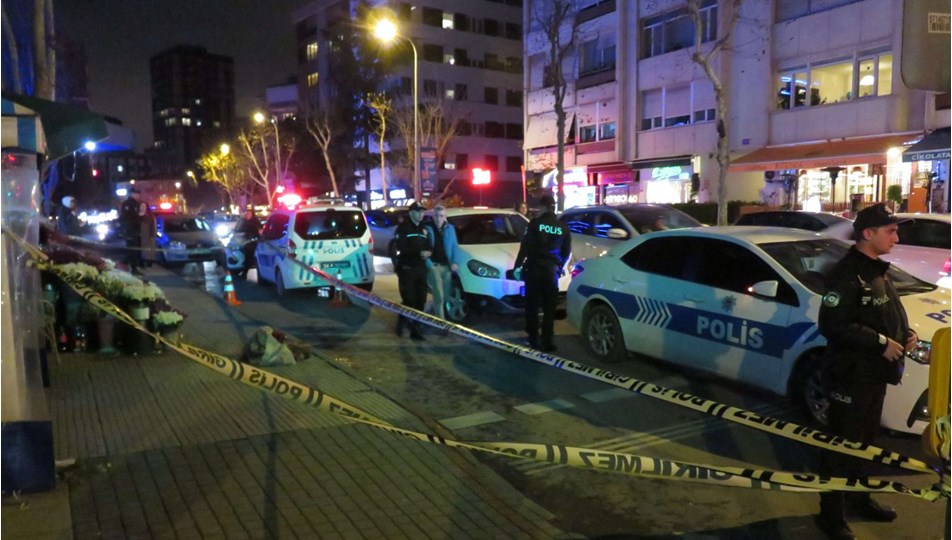 Kadıköy'de sokak ortasında dehşet: Annesi ve eşini öldürdü