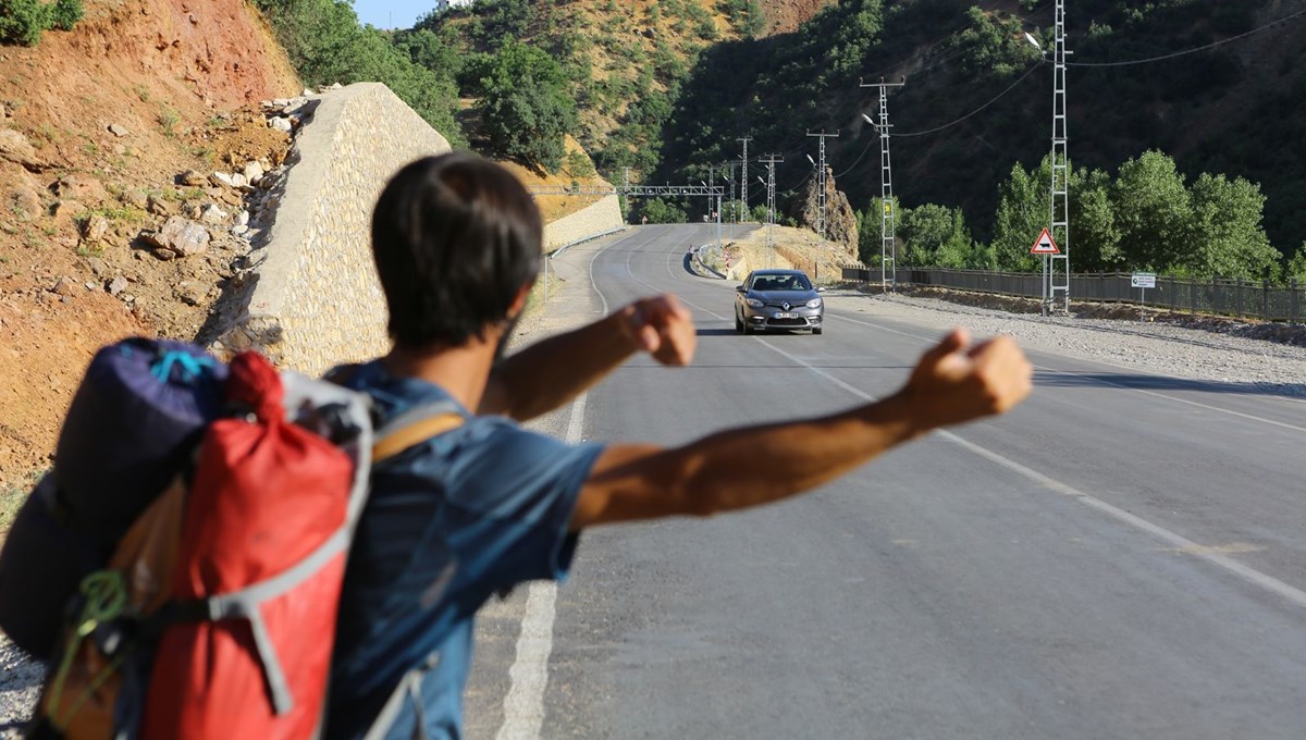Otostopla 81 ili 800 lira bütçeyle gezdi