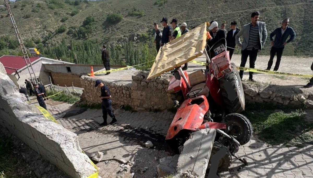 Niğde'de traktör devrildi: 1 ölü, 2 çocuk yaralı Niğde'de traktör devrildi: 1 ölü, 2 çocuk yaralı