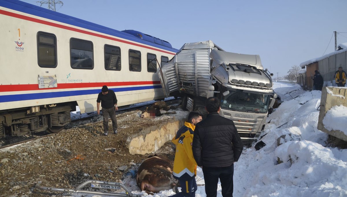 Muş'ta tren TIR'a çarptı: 2 kişi hayatını kaybetti