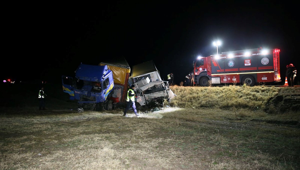 Eskişehir'de feci kaza | TIR'la kamyonet çarpıştı: 2 ölü, 2 yaralı