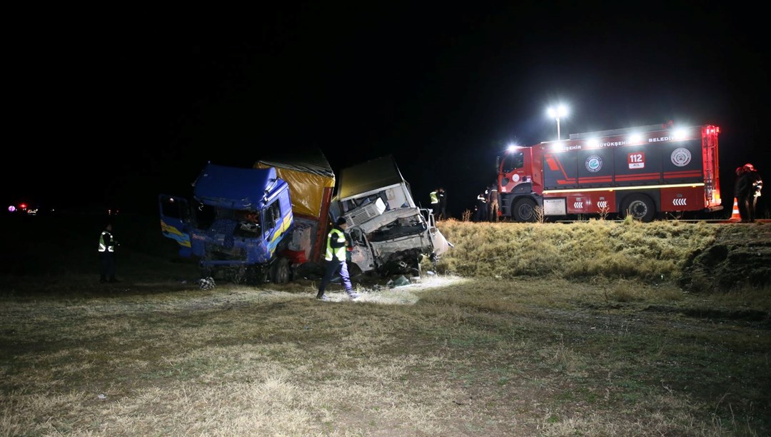 Eskişehir'de feci kaza TIR'la kamyonet çarpıştı 2 ölü 2 yaralı