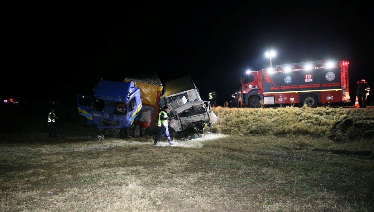 Eskişehir'de feci kaza | TIR'la kamyonet çarpıştı: 2 ölü, 2 yaralı Eskişehir'de feci kaza | TIR'la kamyonet çarpıştı: 2 ölü, 2 yaralı