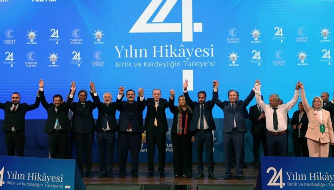 Cumhurbaşkanı Erdoğan rozetlerini taktı: İşte AK Parti'ye katılan yeni isimler