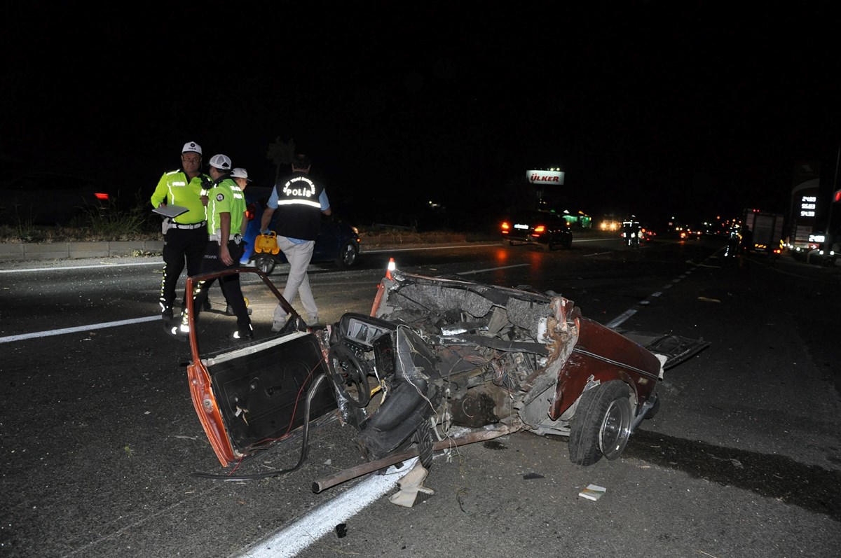 Can kayıplarının yaşandığı otomobilin kaza sonrası ortadan ikiye ayrıldığı görüldü.