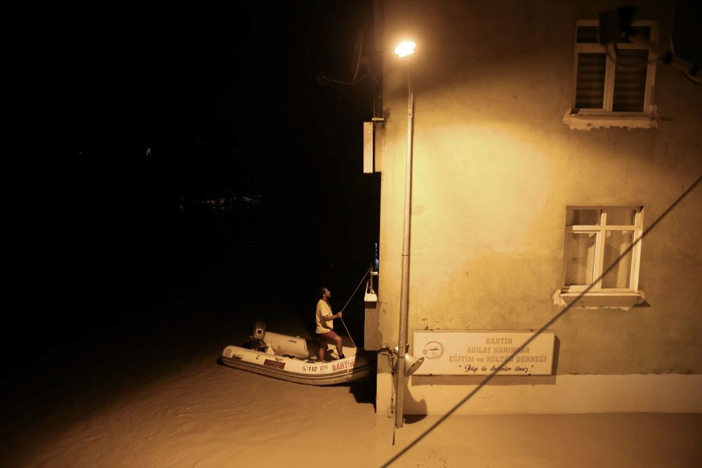 Karadeniz'i sel vurdu: Dereler taştı, yollar göle döndü, evleri su bastı - 6