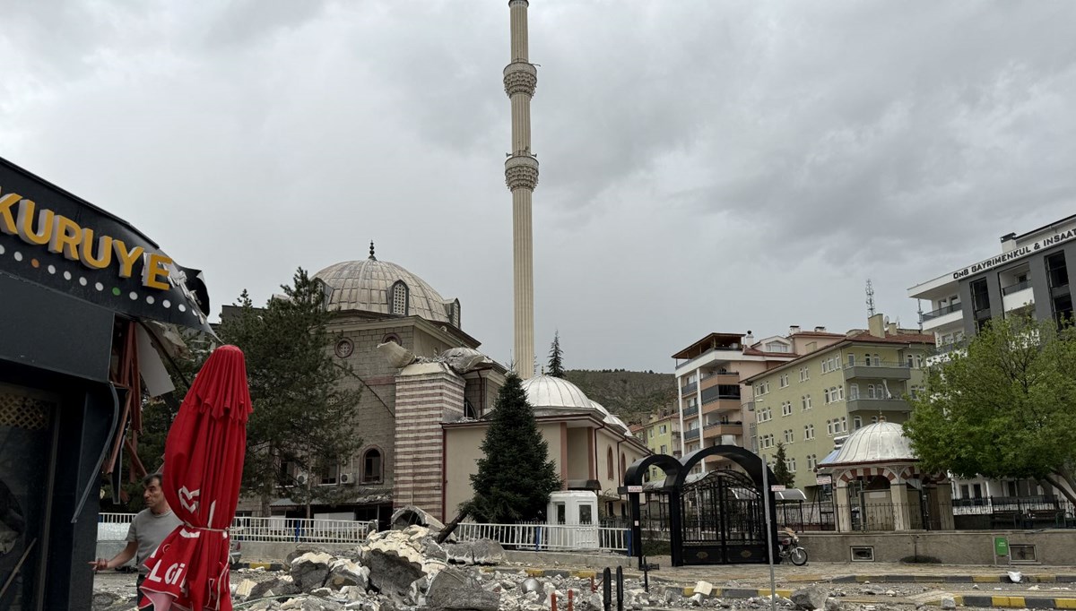 Çankırı'da cami minaresinin yıkılma tehlikesi nedeniyle çevresindeki binalara tahliye kararı Çankırı'da cami minaresinin yıkılma tehlikesi nedeniyle çevresindeki binalara tahliye kararı