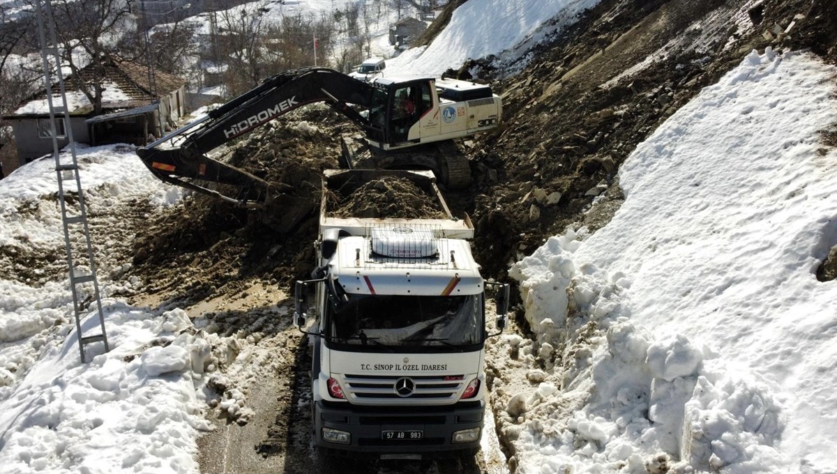 Heyelan meydana gelen köy yolları açıldı