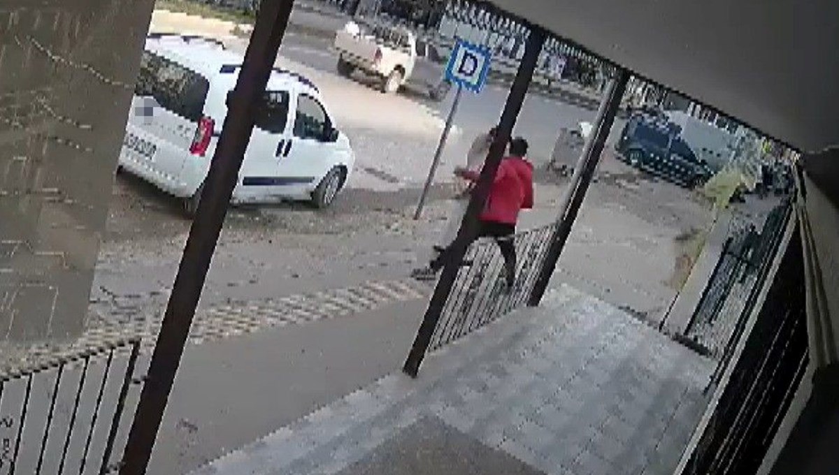 Yolda yürüyen genç kıza yumruklu saldırı